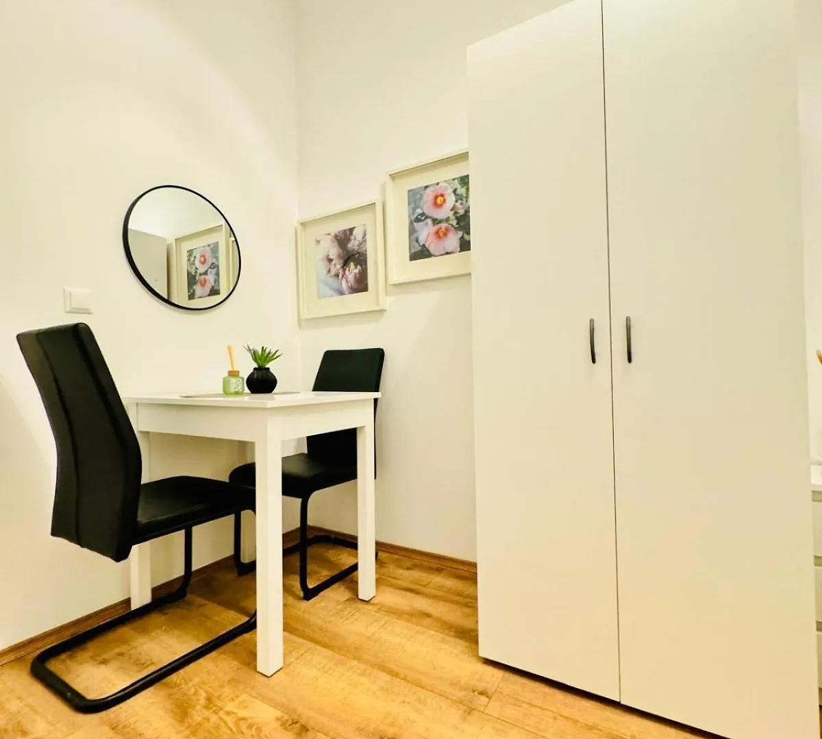 Charming 5Br Shared Apt, Minutes From Atzgersdorf Vienna Apartment