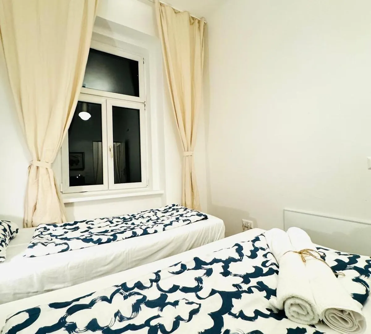 Charming 5Br Shared Apt, Minutes From Atzgersdorf Viena Apartamento