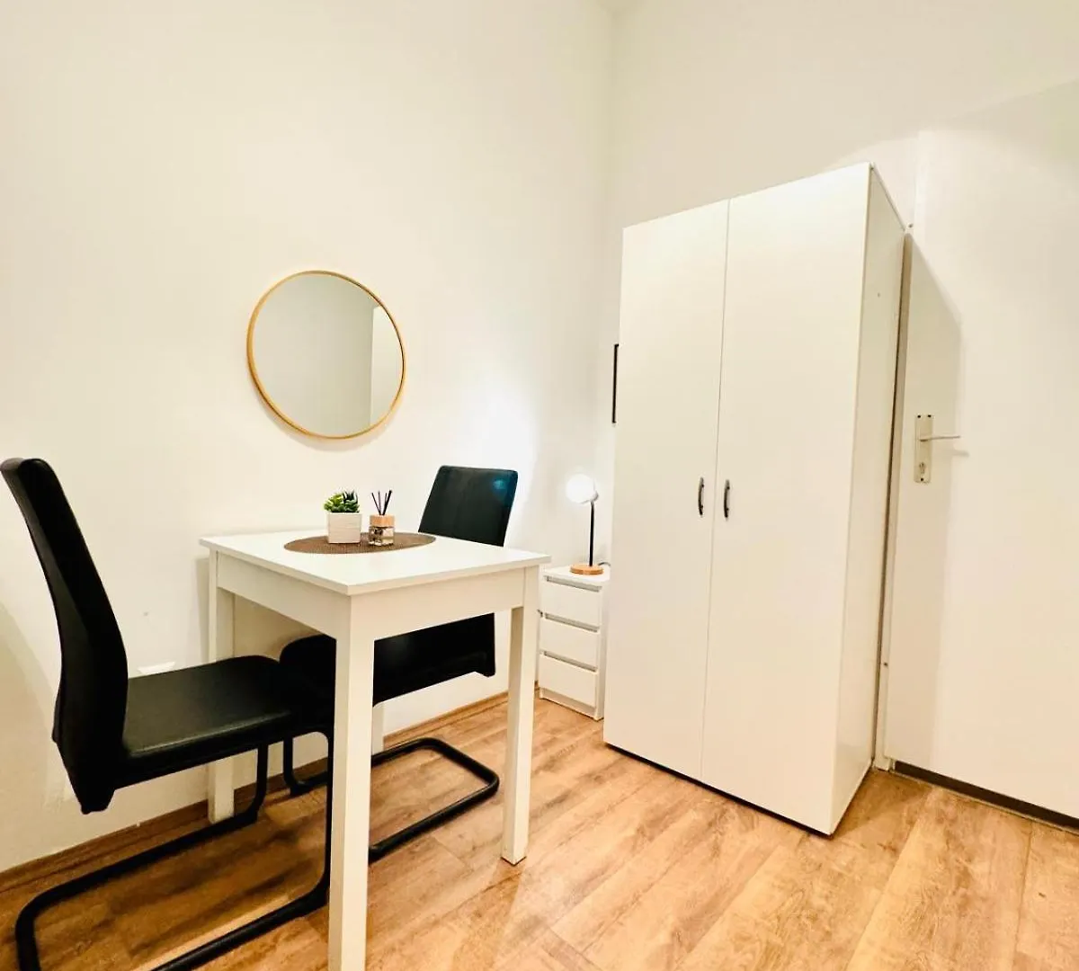 Charming 5Br Shared Apt, Minutes From Atzgersdorf Vienna 0*,  Austria