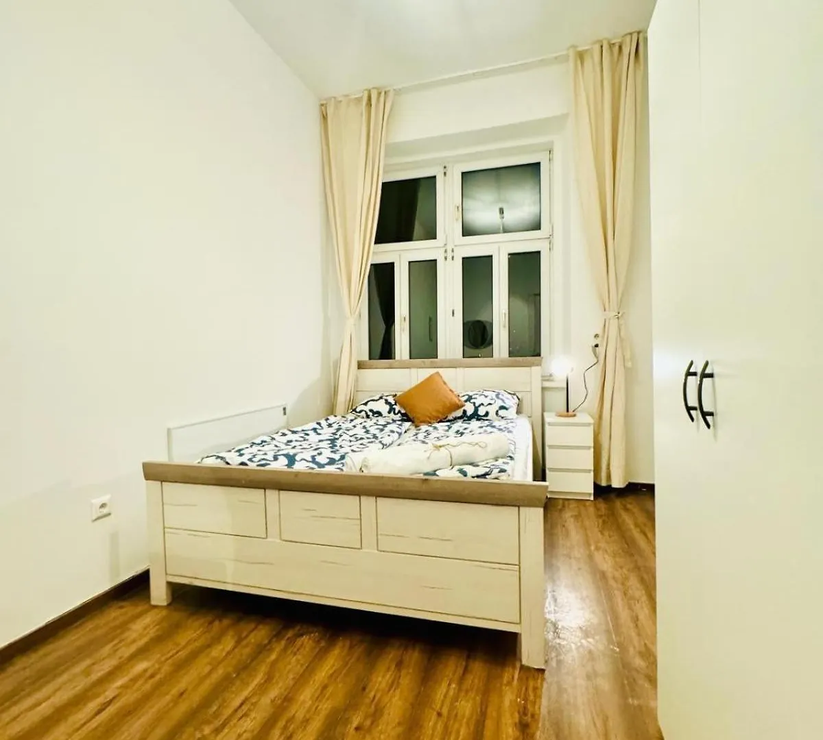 Charming 5Br Shared Apt, Minutes From Atzgersdorf Vienna Apartment