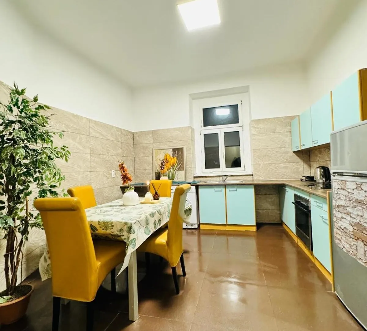 Charming 5Br Shared Apt, Minutes From Atzgersdorf Vienna Apartment